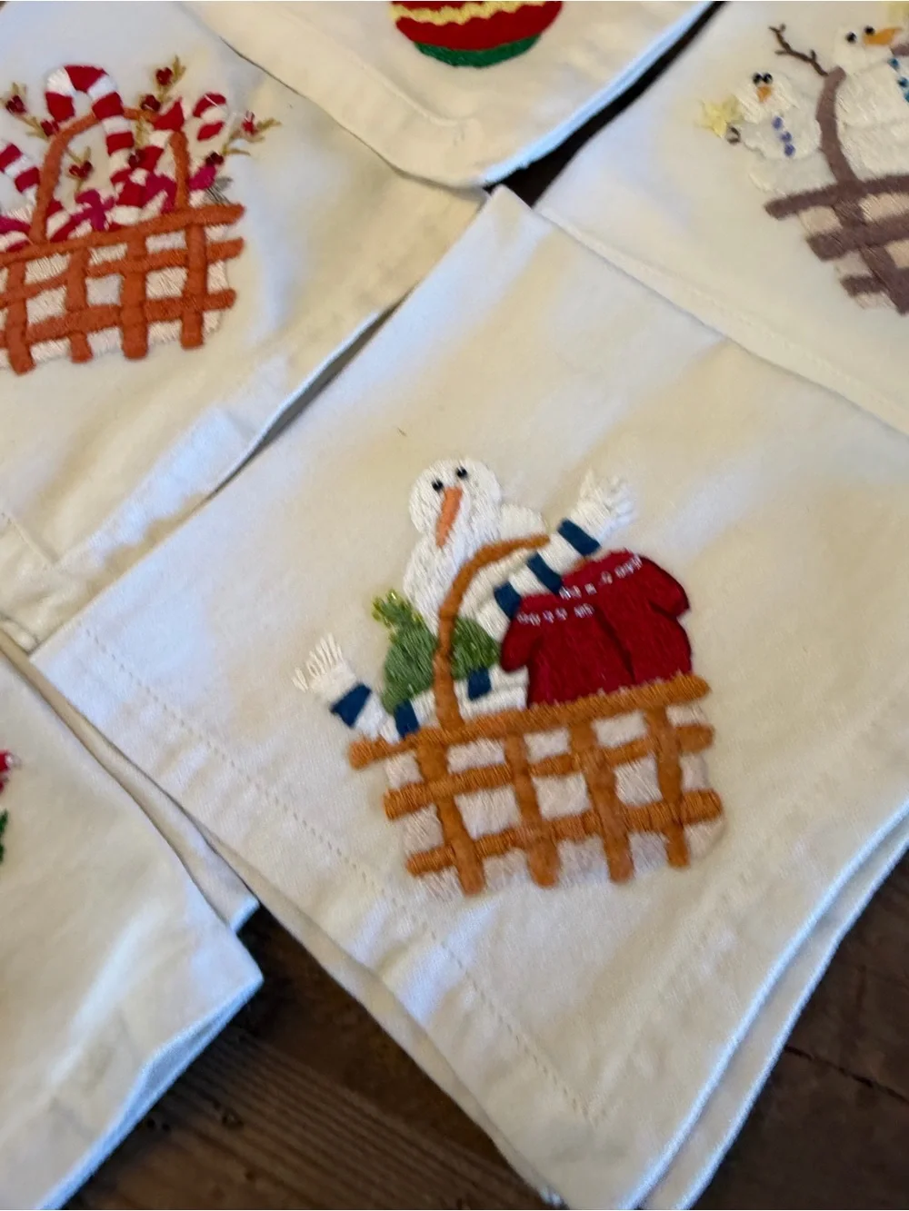 Williams-Sonoma Ivory Embroidered Cotton Cocktail Napkins Christmas Holidays (5)